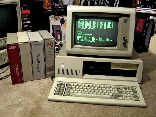 Computadora IBM PC XT con monitor