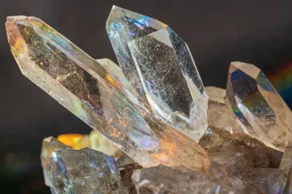 Granos de arena y cristales de cuarzo vistos de cerca
