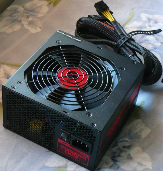 Fuente de alimentación de PC con sus cables