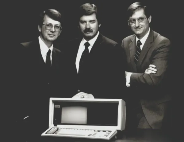 Rod Canion, Jim Harris y Bill Murto, fundadores de Compaq