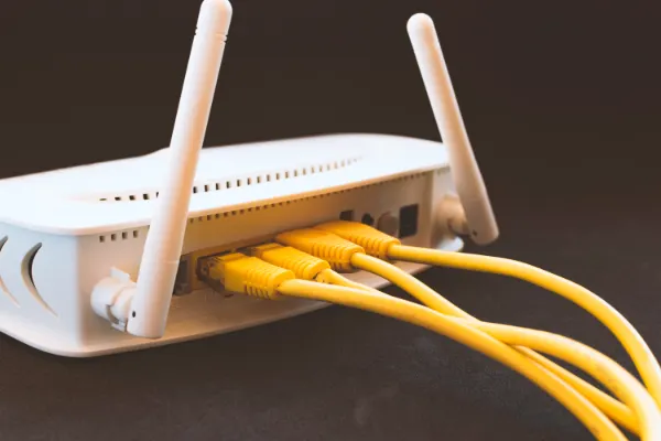 Router Wi-Fi y ONT de fibra óptica