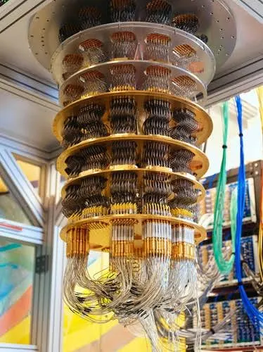 Computadora cuántica con su araña dorada de cables