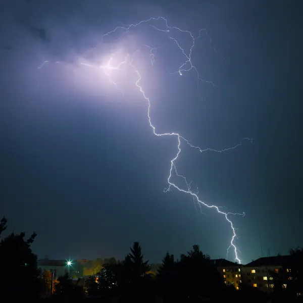 Rayo cayendo durante una tormenta eléctrica