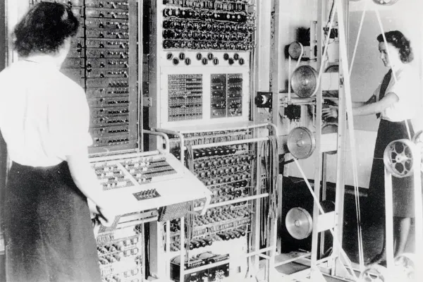 Computadora Colossus con sus paneles de válvulas