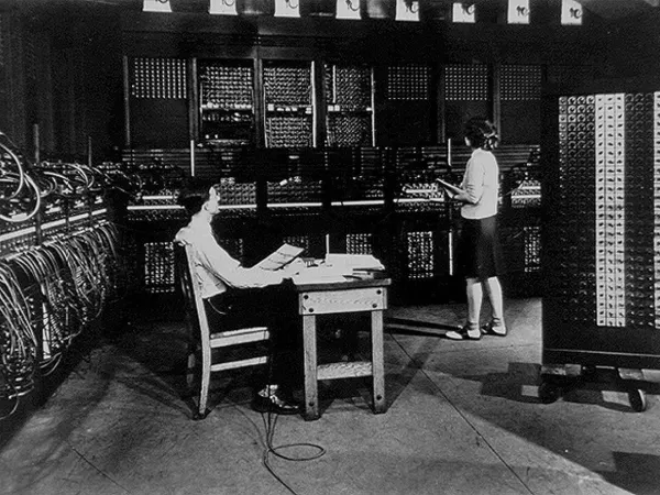 Computadora ENIAC ocupando una sala