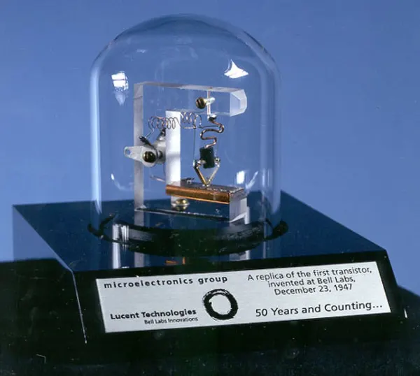 Réplica del primer transistor de contacto puntual
