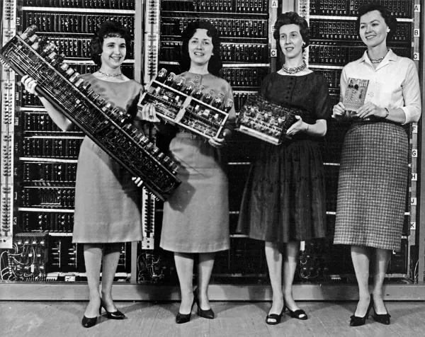 Programadoras trabajando frente a los paneles de la ENIAC