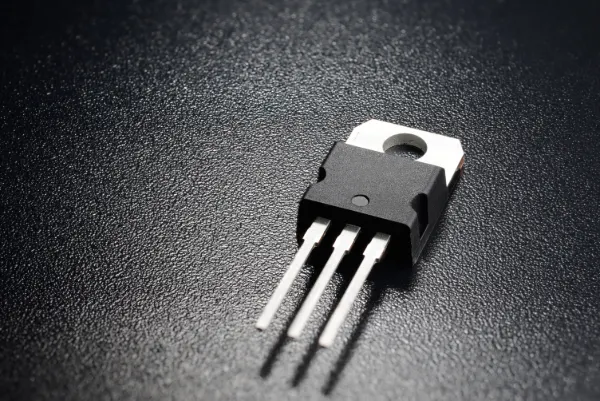 Transistor bipolar de tres patas