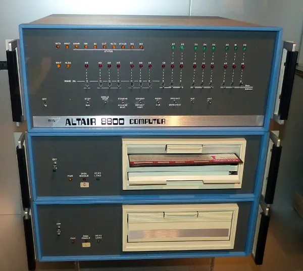 Computadora Altair 8800 con su panel de palancas y luces