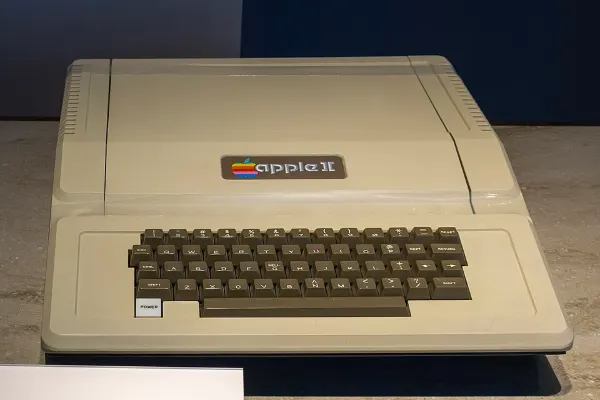 Computadora Apple II con teclado y monitor