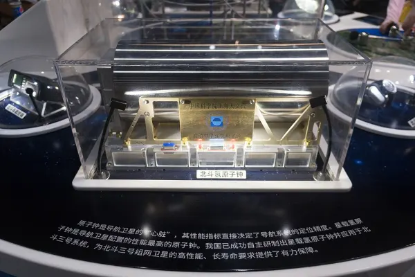 Reloj atómico de un satélite