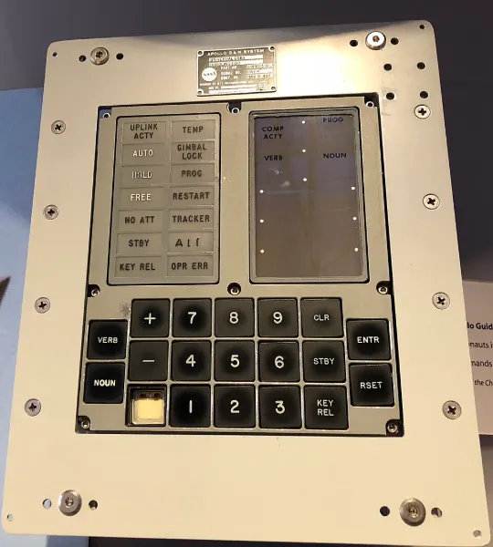 Computadora de guiado del Apolo (AGC) con su teclado DSKY
